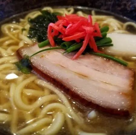 軟骨ソーキそばなどの沖縄料理をお手頃価格で堪能できるランチ♪