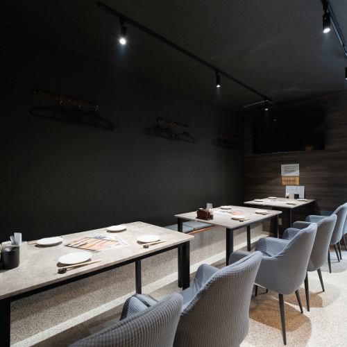 <p>シックな黒壁と柔らかな光に包まれた、落ち着きある大人のプライベート空間。ゆったりと配置されたテーブル席は、周囲を気にせず大切な会話を楽しみたい夜に最適です。店主自慢の手打ち料理や、お客様のために取り寄せる特別な一本を囲めば、自然と心も解き放たれます。この場所で、至福のひとときをお過ごしください。</p>