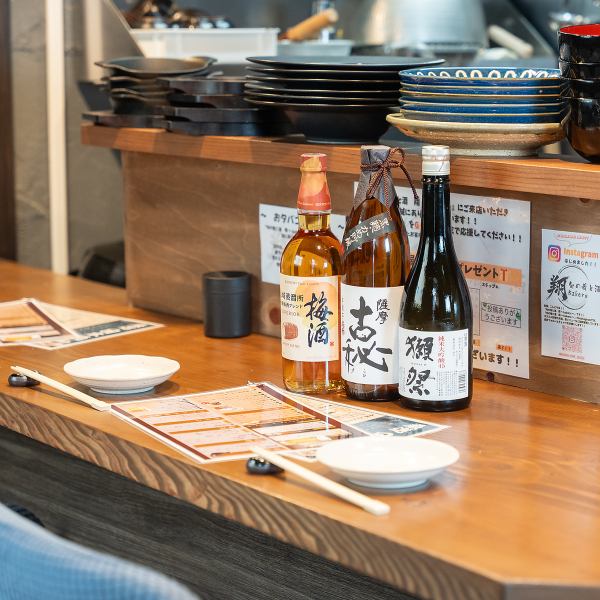 西長堀駅から少し歩いた先にある、落ち着いた大人の空間。木の温もりあふれるカウンター2席は、二人の距離が自然と縮まる特等席です。生ビール430円と手頃ながら、一から仕込む本格料理や、好みに合わせたボトル取り寄せもOK！気取らず、でも特別感もしっかり。大切な人と、心ほぐれる美味しい時間を過ごしませんか？
