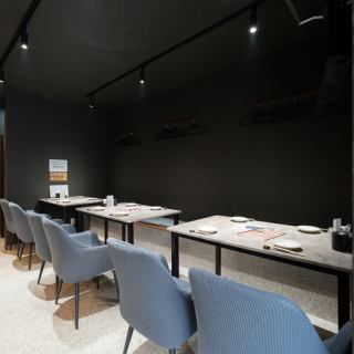 テーブル席が４名×３卓あります。ゆったりとした椅子が、二人だけの濃密な時間を優雅に演出します。周囲を気にせず語り合えるプライベートな一卓で、職人の手仕事が光る創作料理と厳選された美酒を心ゆくまでご堪能ください！