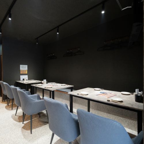 テーブル席が４名×３卓あります。ゆったりとした椅子が、二人だけの濃密な時間を優雅に演出します。周囲を気にせず語り合えるプライベートな一卓で、職人の手仕事が光る創作料理と厳選された美酒を心ゆくまでご堪能ください！