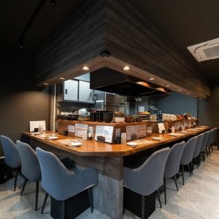 カウンターが１名×１０席あります。柔らかな光が灯るシックなカウンターは、職人の手仕事が間近で楽しめるライブ感溢れる特等席。木の温もりに包まれ肩を並べれば、二人の距離も自然と深まります。目利きした旬の逸品と、お好みに合わせて取り寄せた美酒を心ゆくまで愉しむ、大人の贅沢を。