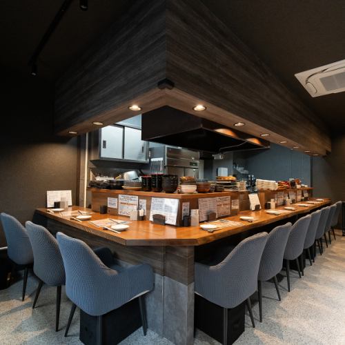 カウンターが１名×１０席あります。柔らかな光が灯るシックなカウンターは、職人の手仕事が間近で楽しめるライブ感溢れる特等席。木の温もりに包まれ肩を並べれば、二人の距離も自然と深まります。目利きした旬の逸品と、お好みに合わせて取り寄せた美酒を心ゆくまで愉しむ、大人の贅沢を。