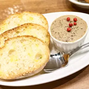 肝醬配法國麵包
