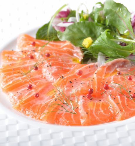 Broiled raw salmon carpaccio