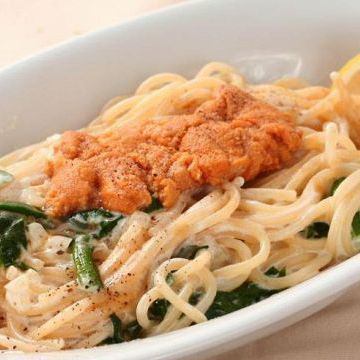 Cream pasta with raw sea urchin and spinach