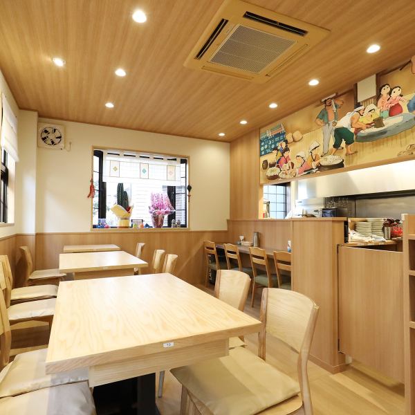 [1F] The warm wooden tables create a relaxing atmosphere. The counter seats are also perfect for single diners.