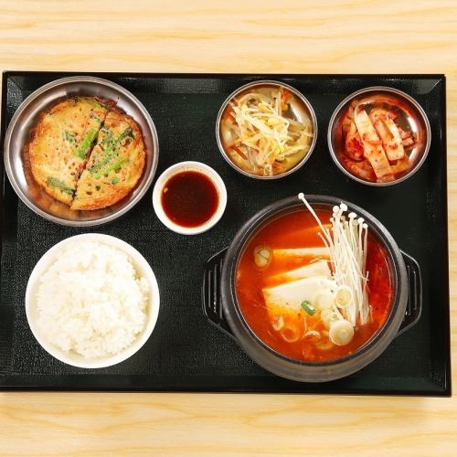 Kimchi jjigae set meal