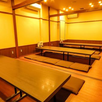 There are 3 tables for 10 people.The partition can be removed, so it can be used for large-scale banquets.