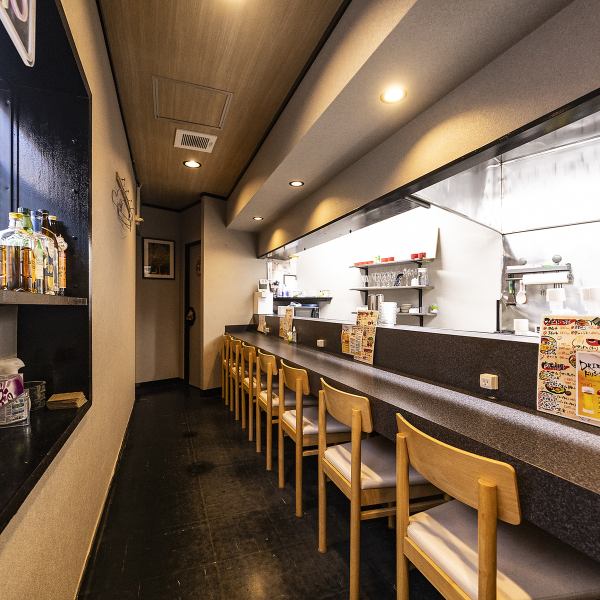 大切な人たちと笑顔でテーブルを囲める明るい店内が自慢です！ 広々としたスペースは、仲間内での宴会やご家族での団らんに最適なリラックス空間◎美味しい料理を囲めば、自然と会話も弾んで絆が深まること間違いなし♪世代を問わず誰もがゆったりとくつろげる、素敵なひとときを演出します。