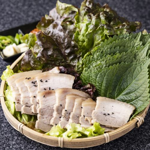 自分好みに包んで食べるスタイルが楽しい【ボサム（サンチュセット付）】をご提供します♪