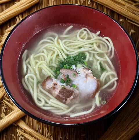 【八重山そば（小）】〆のお食事はこれで決まり！石垣島の定番料理をお楽しみください♪