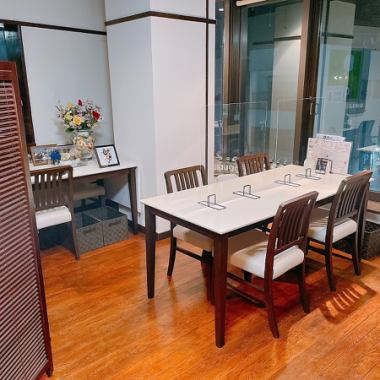 [A space to enjoy anniversaries] The charm of "Meat Dining Tanto" is the spacious space where you can relax comfortably with 2 or 3 to 4 people.There are 7 table seats in all.The tables are very well spaced, perfect for enjoying your meal.Enjoy the best time while gazing at the night view of Kitakoshigaya from the window seat.