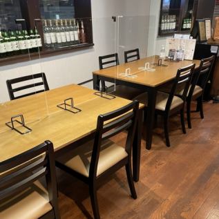 4名様テーブル席が2卓ございます。テーブル間隔は、ソーシャルディスタンスが十分に確保されており、ゆったりとしております。安心してお食事をお楽しみください。