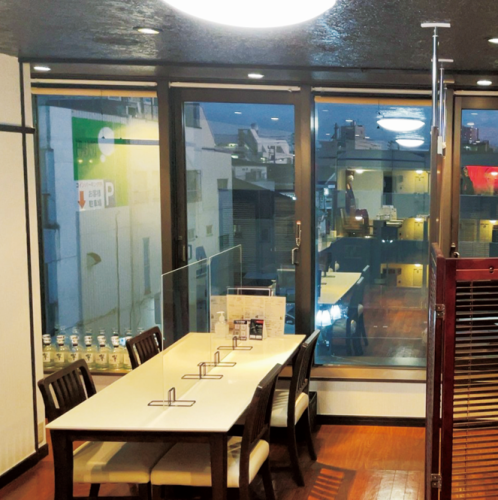 You can enjoy the night view of Kitakoshigaya from the large windows.