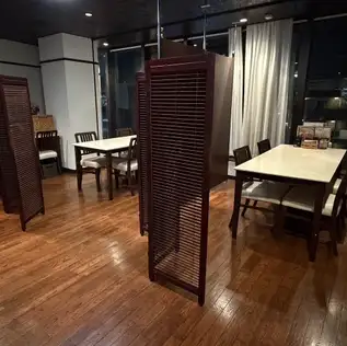 半個室の４名様テーブルが２卓ございます。窓際の、景色が良い席です。ランチタイムは北越谷の街並みを、ディナータイムは夜景を眺めながら、素敵な時間をお過ごしください。