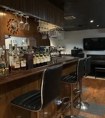 【おひとり様空間】「肉ダイニングたんと」ではおひとり様のお席を4席ご用意しております。「少し贅沢に一人でお酒を楽しみたい」、そんな時は、肉料理をおつまみにしてお酒を楽しむことができます。バーのような空間が好きでご利用いただくお客様もいらっしゃいます。