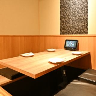 We have prepared 9 private rooms with sunken kotatsu that can accommodate from 2 people.You can choose between smoking and non-smoking seats.Please do not hesitate to contact us.