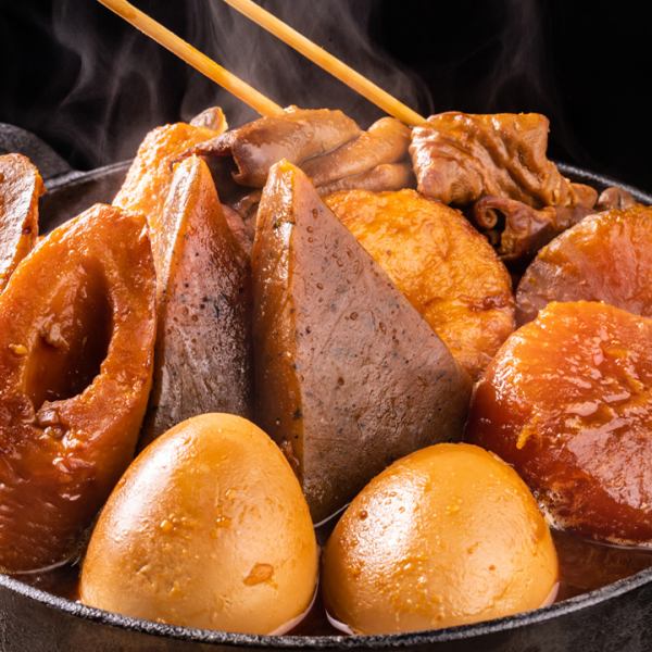 愛知生まれのおでんといえば「味噌おでん」。愛知県の食に欠かせない八丁味噌出汁で煮込んでいます。
