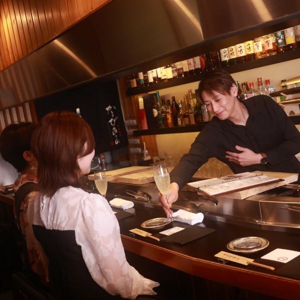 黒を基調としたシックな店内。カウンターには一人1網でご提供可能です。また、目の前にはなかなか手に入りづらいプレミアムウイスキーが数多く並んでおります。メニューには載っていない希少なジャパニーズウイスキーも数多くご用意しております。まさにカウンターが当店のVIP席となっております。