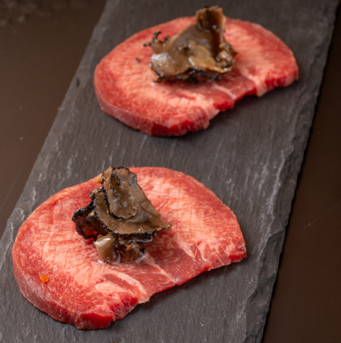 1. 我們的瘦肉選用精心挑選的日本國產黑毛牛肉，並以小份量裝在小盤子裡供應。