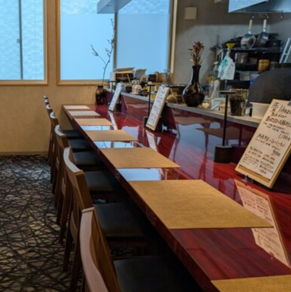 【カウンター席】シンプルかつ落ち着いた雰囲気の中、 目の前でライブ感あふれる職人技を間近で見ながら、心ゆくまでお食事をご堪能できます。お客様のお食事ペースに合わせてお料理をご提供いたします。今夜は少しだけ日常とは違う、「特別な夜」をお楽しみください。