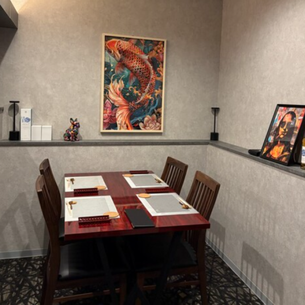 【テーブル席】シックで洗練された 四人掛けテーブル席をご準備しております。落ち着いた照明と木の温もりが調和する上質な空間。静かな時間の中で、大人のための贅沢なひとときを演出します。大切な人、ご友人とお過ごしください。