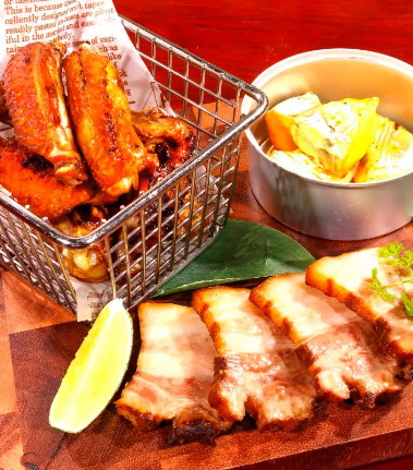 [Smoky charcoal] Assorted 3 kinds of charcoal ~Oyama chicken wings, Sangen pork belly, Camembert~