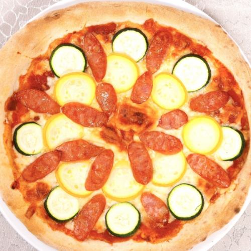 Tomato pizza with chorizo and two-colored zucchini