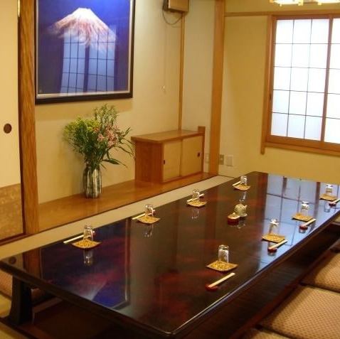 The first floor has sunken kotatsu (photo) and counter seats.The second floor seats can accommodate parties of up to 24 people.It is located about 5 minutes walk from Exit A3 of Mita Station, and Tamachi Station is also 8 minutes away, so it is within walking distance.How about holding a variety of banquets at a restaurant with a half-century history and full of Japanese atmosphere?*For private rooms, you will be seated at a table or at a sunken kotatsu.