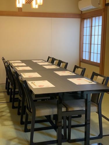 Tatami room that can accommodate a large number of people is recommended for company banquets.