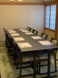 It is in the "Yuri" room.It can accommodate up to 10 people, so it is recommended for scenes such as business meetings and banquets.It is the largest private room.From May 2023, it has become a private room with comfortable table seats.