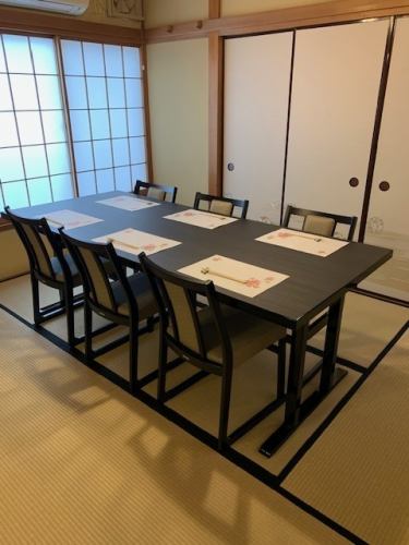 它在“Ume”房間。榻榻米地板上的桌椅讓您感受到日本的溫暖，讓您安心。這個包間最多可容納6人，非常適合親戚聚會或小型聚會。從 2023 年 5 月起，它變成了一個有舒適桌子座位的包間。