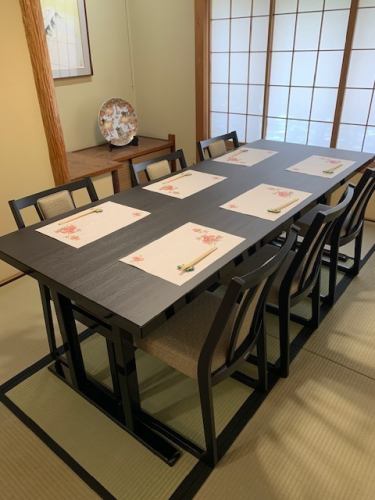 在“萩”之間。日式風格的室內裝飾營造出高品質的空間。可容納 4 至 6 人的這個座位在會議和娛樂活動中也很受歡迎。請在重要場景中使用。從 2023 年 5 月起，它變成了一個有舒適桌子座位的包間。