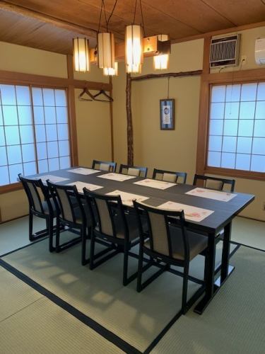 它在“菊花”房間裡。濃濃的一體感的味道讓人感受到老字號日本料理店的氛圍。刻在房間裡的美好時光的殘餘和時令菜餚俘獲了遊客的心。從 2023 年 5 月起，它變成了一個有舒適桌子座位的包間。
