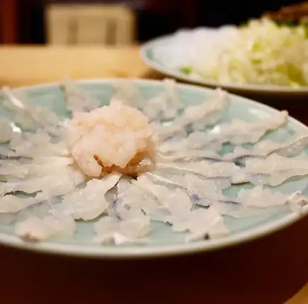 「強烈推薦給第一次嘗試海鰻的朋友！」海鰻配梅子醬、大量蔬菜，以海鰻涮涮鍋的形式呈現，最後再配上一份米粥：12,500日元