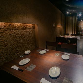ゆったりとした4名掛けテーブル席を2卓ご用意。シックでモダンな空間は、接待や会食、記念日など大切な場に最適です。周囲を気にせず、落ち着いてお食事をお楽しみいただけます。
