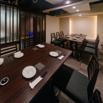 4名掛けテーブル席を2卓ご用意。シックでモダンな雰囲気の中、少人数での会食やプライベートな集まりに最適な空間です。ゆったりとした席配置で寛ぎの時間を提供します。