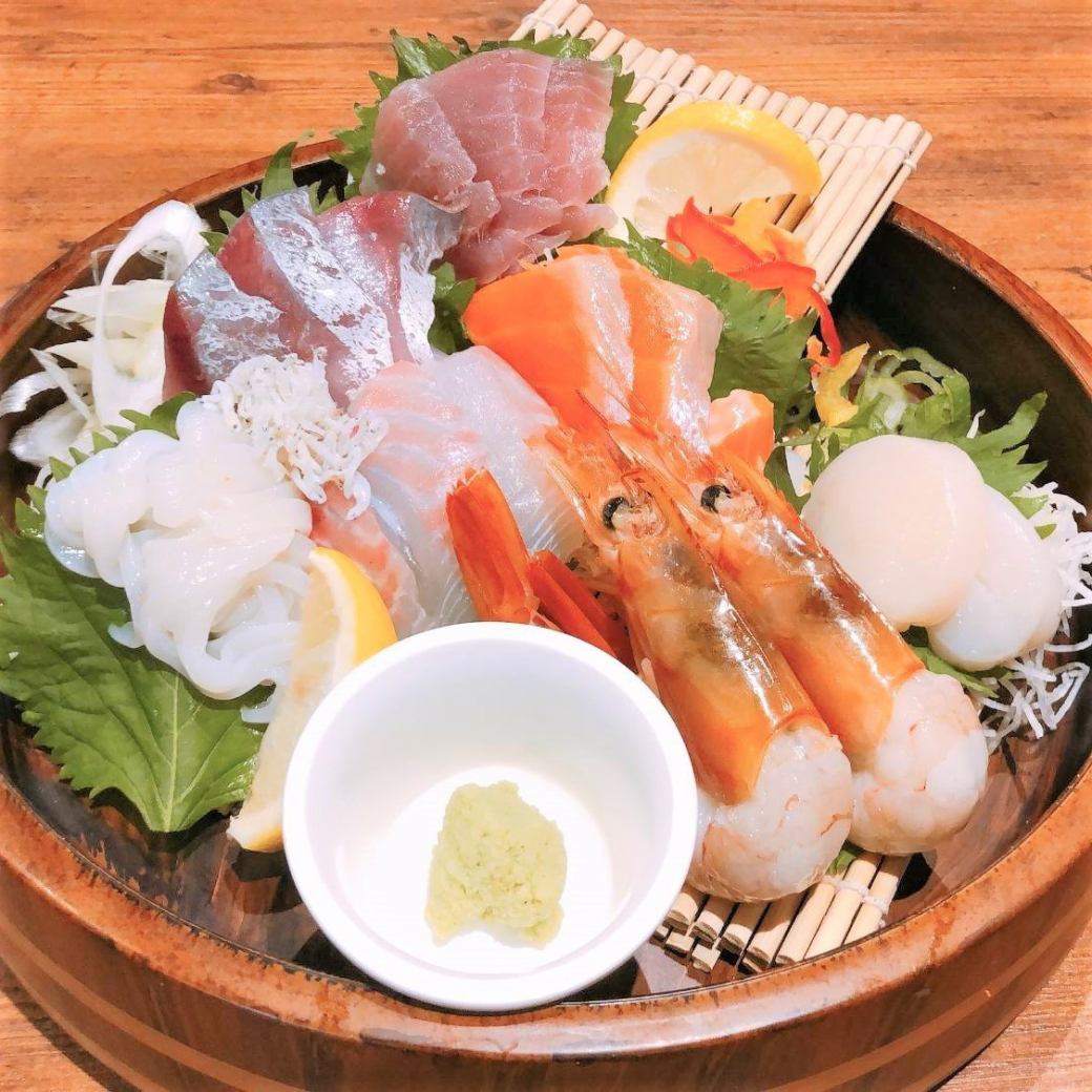Please enjoy the fresh seafood dishes from Sakaiminato and the straw grilled that we are proud of.