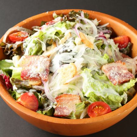 Caesar salad with straw-grilled bacon and cream cheese