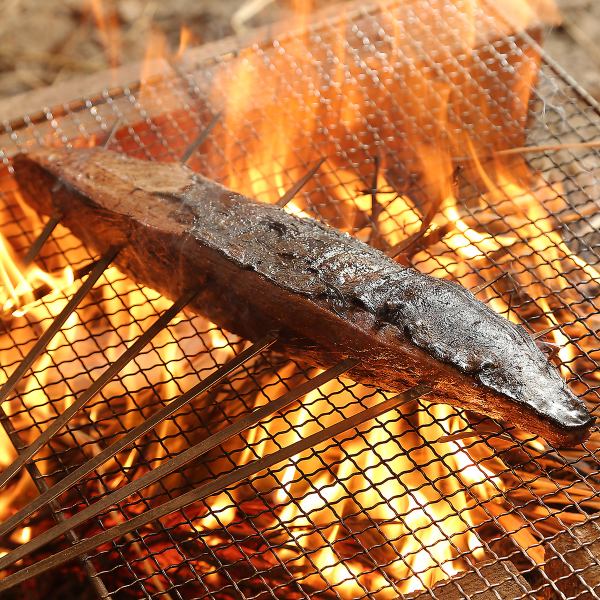 藁焼きの香ばしい香りと食材本来の旨味を堪能♪藁焼き鰹や炭火焼きの焼き鳥など豊富な単品料理♪日本酒も♪