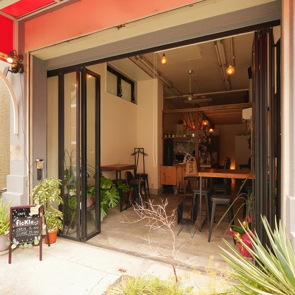 白い壁と温かい木目調のインテリアが心地よい店内は、観葉植物の緑がアクセントとなり、自然を感じさせる落ち着いた空間です。広々とした空間は、。結婚式の二次会や会社の懇親会など、大人数でのご利用も大歓迎。美味しい料理とお酒を囲んで、特別なひとときをお過ごしください♪