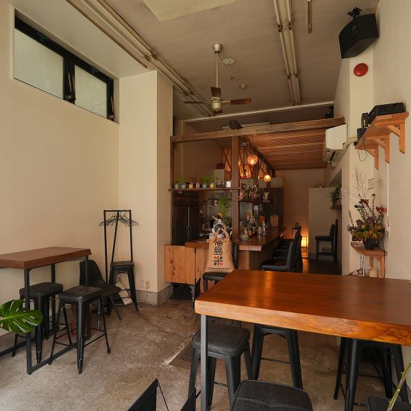 明るく温かい雰囲気のテーブル席は、白い壁と木目調の家具が心地よく、観葉植物が彩りを添えています。ゆったりと配置されたテーブルは、女子会や主婦会にぴったり。美味しい料理とワインを囲んで、気兼ねなくおしゃべりを楽しめる、居心地の良い空間です！