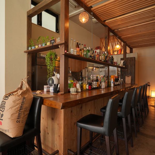 温かい木目調のカウンター席は、お一人様でも気軽に利用できる居心地の良い空間です。白い壁と観葉植物に囲まれ、落ち着いた雰囲気の中でゆっくりと過ごせます。仕事帰りのサク飲みや、友人との待ち合わせ、少人数での食事など、様々なシーンでご利用ください！