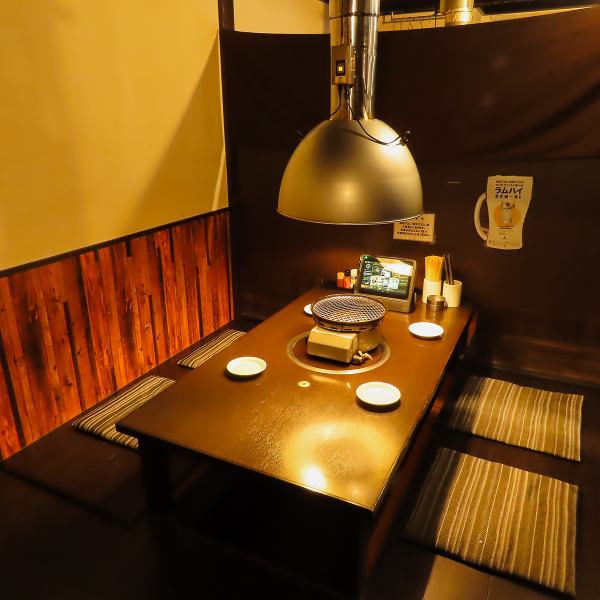 掘りごたつ席は全て繋げると大きなお部屋になります。全席掘りごたつ席が4名様×3卓、6名様×1卓、3名様×1卓あり、着席最大25名様がご利用いただけます。大人数宴会にはぴったりのお部屋です。美味しいお肉のコースで会社や仲間との絆を深め、楽しい時間をお過ごしください。