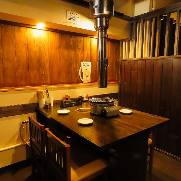 当店のテーブル席は4名様用が2卓あり、各席にロースターを完備。ご夫婦やカップル、ご友人同士で肩を並べて楽しいひと時をお過ごしいただけます。テーブルの間をカーテンで仕切れるので、プライベート感もあり落ち着いた空間でお食事をお楽しみいただけます。