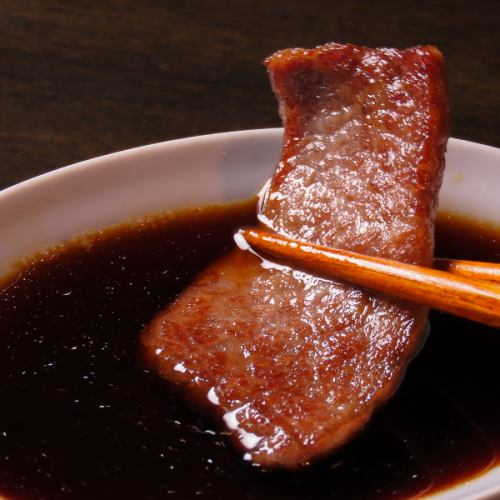 オリジナルつけタレがお肉の旨味を引き立てる♪