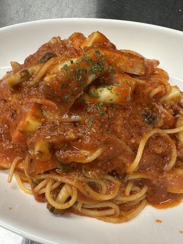 Bacon and mushroom pasta with tomato sauce