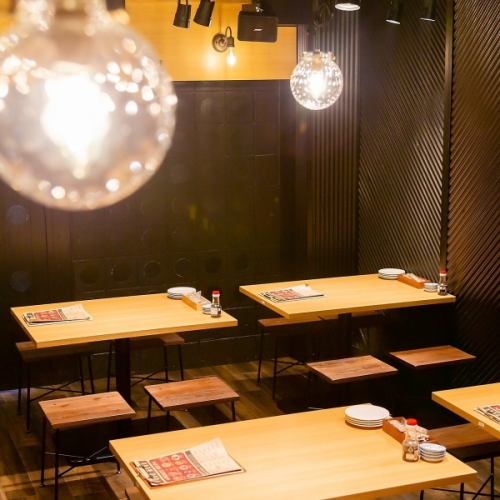 現代日式風格的餐桌座位最多可容納50人。