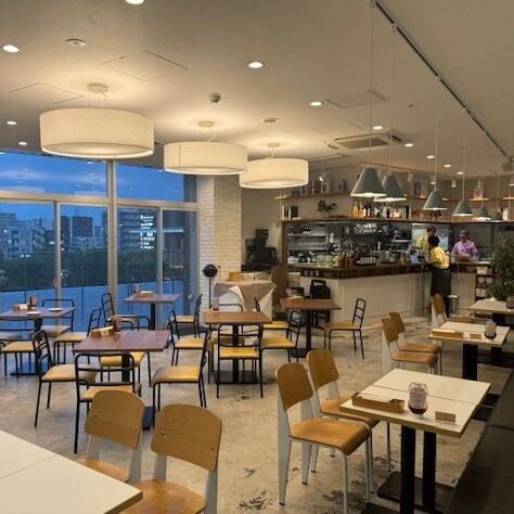 【新年会に★】夜風が気持ちいいテラスでは豊かな緑と、目の前に広がる広場のイルミネーションを眺めながらお食事をお楽しみいただけます。店内からも夜景がお楽しみいただけますので、お昼とはまた違った雰囲気に。